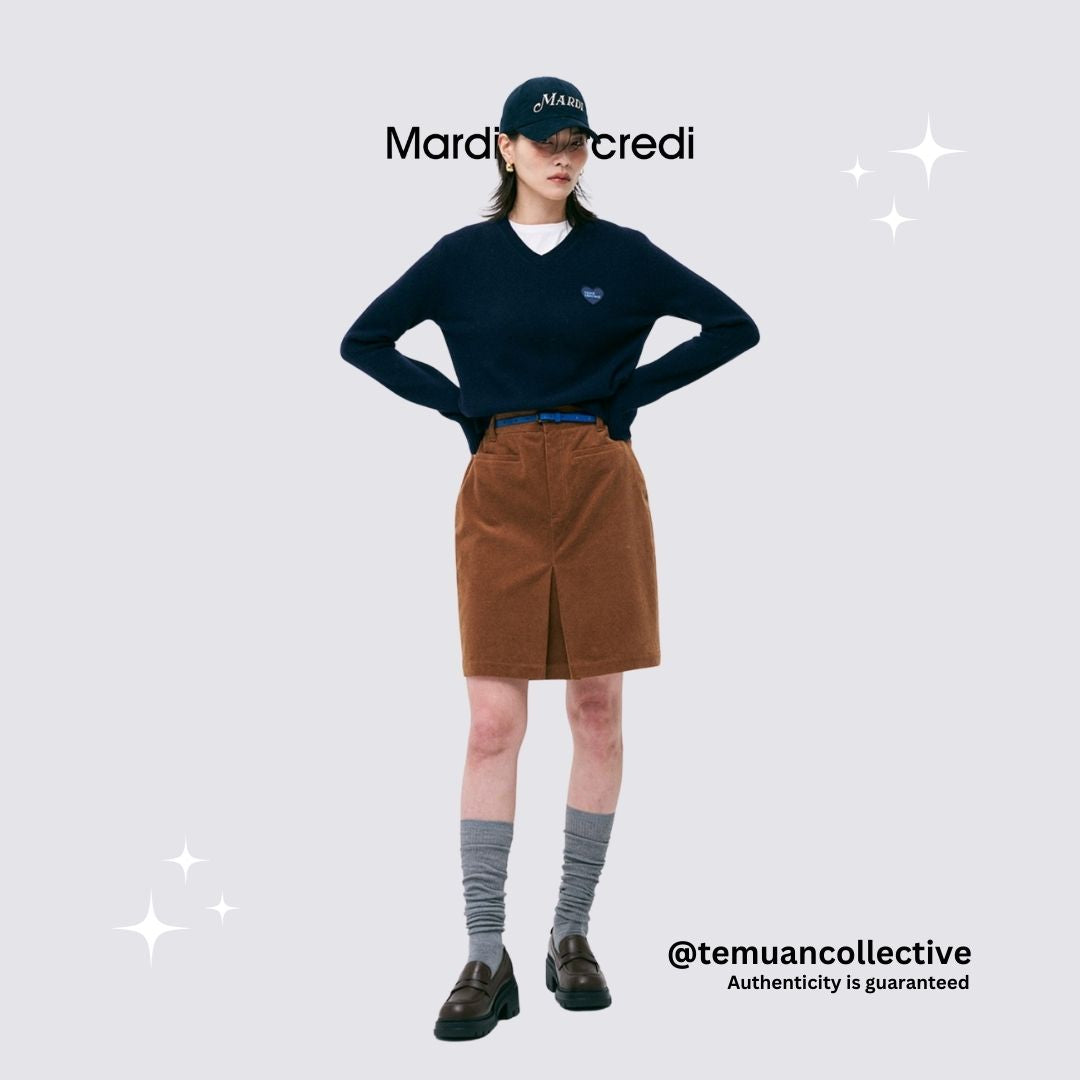 MARDI MERCREDI Raccoon Blended V Neck Heart Logo in Navy