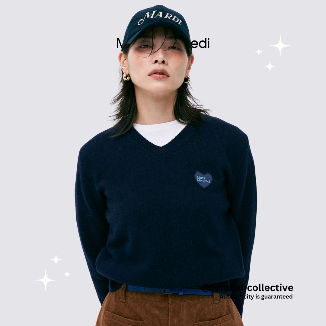 MARDI MERCREDI Raccoon Blended V Neck Heart Logo in Navy