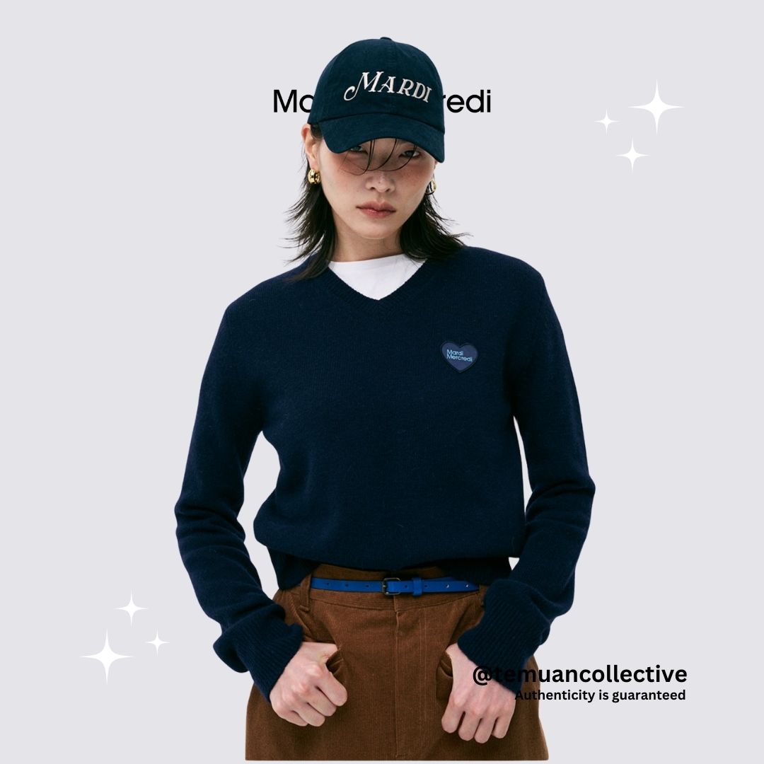 MARDI MERCREDI Raccoon Blended V Neck Heart Logo in Navy