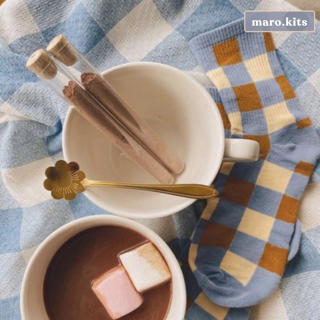 Warm on a Cold Night Socks maro kits