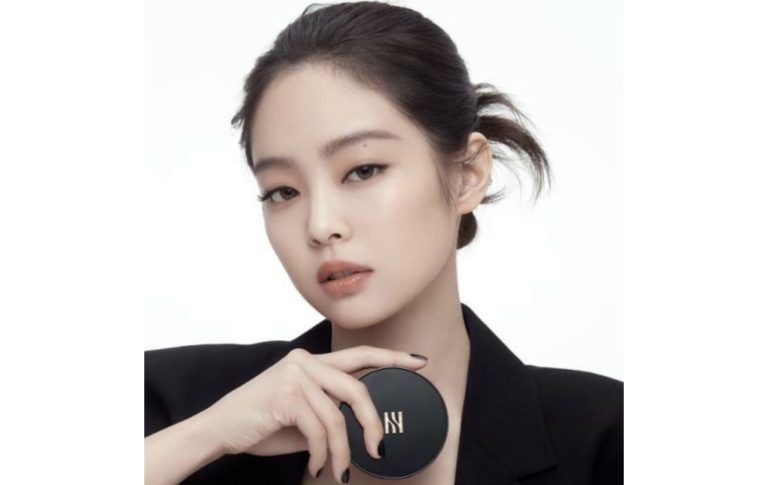 HERA Black Cushion Luxury Foundation with Refill Set